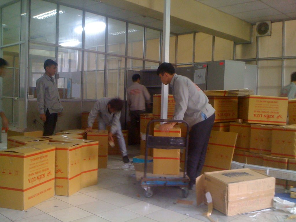 Hàng hóa được đóng gói để vận chuyển từ Việt Nam đi Phongsaly, Lào