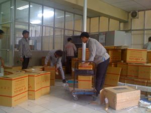 Hàng hóa được đóng gói để vận chuyển từ Việt Nam đi Phongsaly, Lào